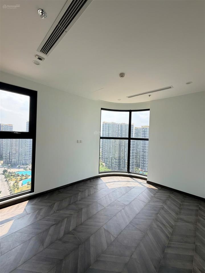 Gấp, cần bán 2pn góc the beverly view sông  chỉ 4,950 tỷ, xem nhà  ***