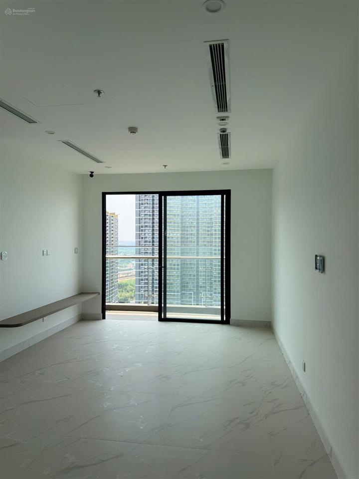 Gấp, cần bán 2pn góc the beverly view sông  chỉ 4,950 tỷ, xem nhà  ***