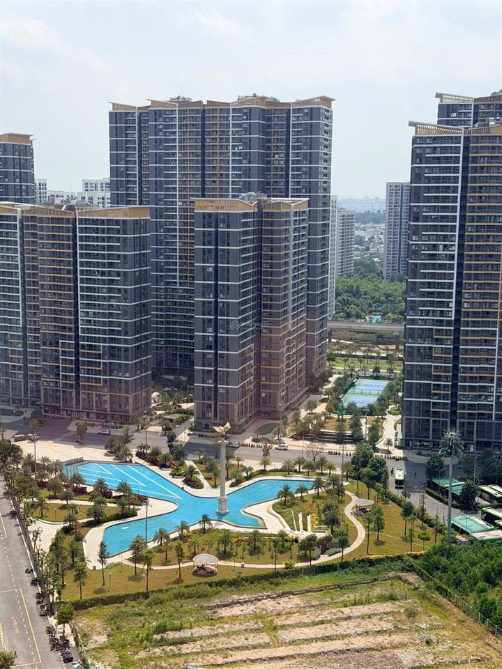 Gấp, cần bán 2pn góc the beverly view sông  chỉ 4,950 tỷ, xem nhà  ***