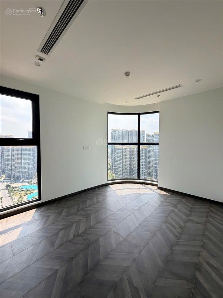 Gấp, bán nhanh giá tốt 2pn góc the beverly chỉ 4,830 tỷ, view thoáng, tầng đẹp  0935 448 ***