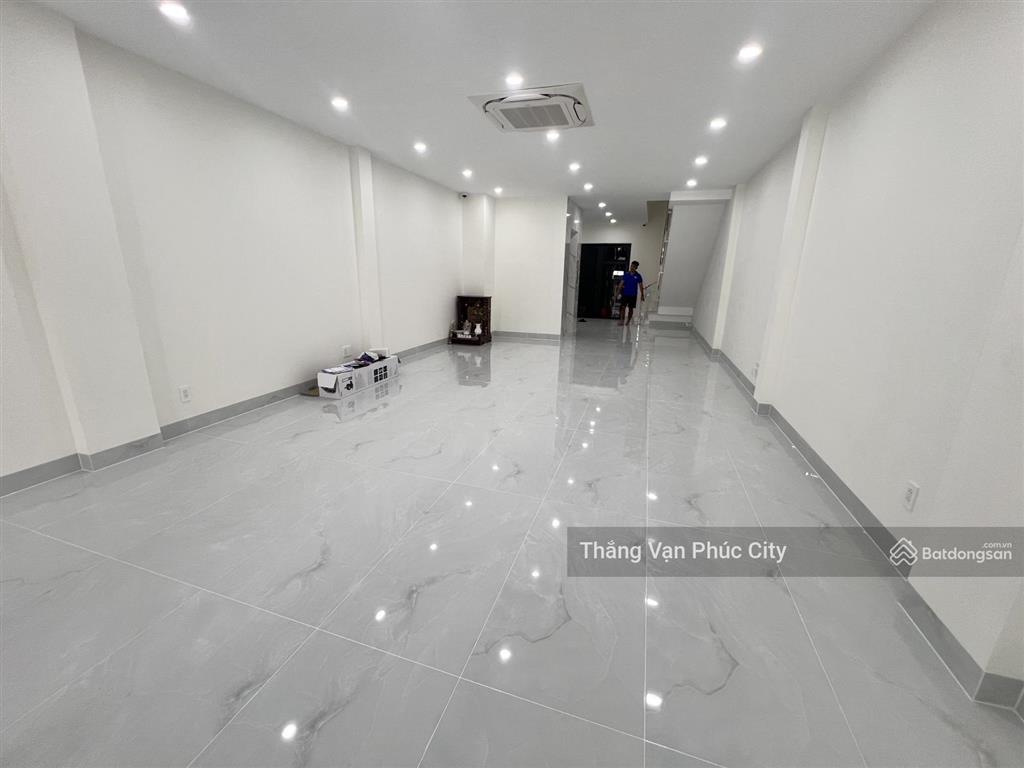 Chủ nhà cho thuê tầng trệt, có thang máy, máy lạnh, mới đẹp giá 12 triệu, hầm xe rộng, đường ô tô