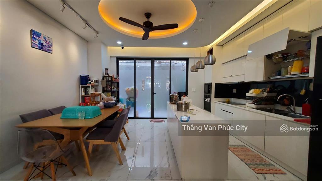 Nhà hoàn thiện cao cấp để gia đình ở  full nội thất, hầm 4 tầng, sang trọng, hiện đại, 4 phòng ngủ