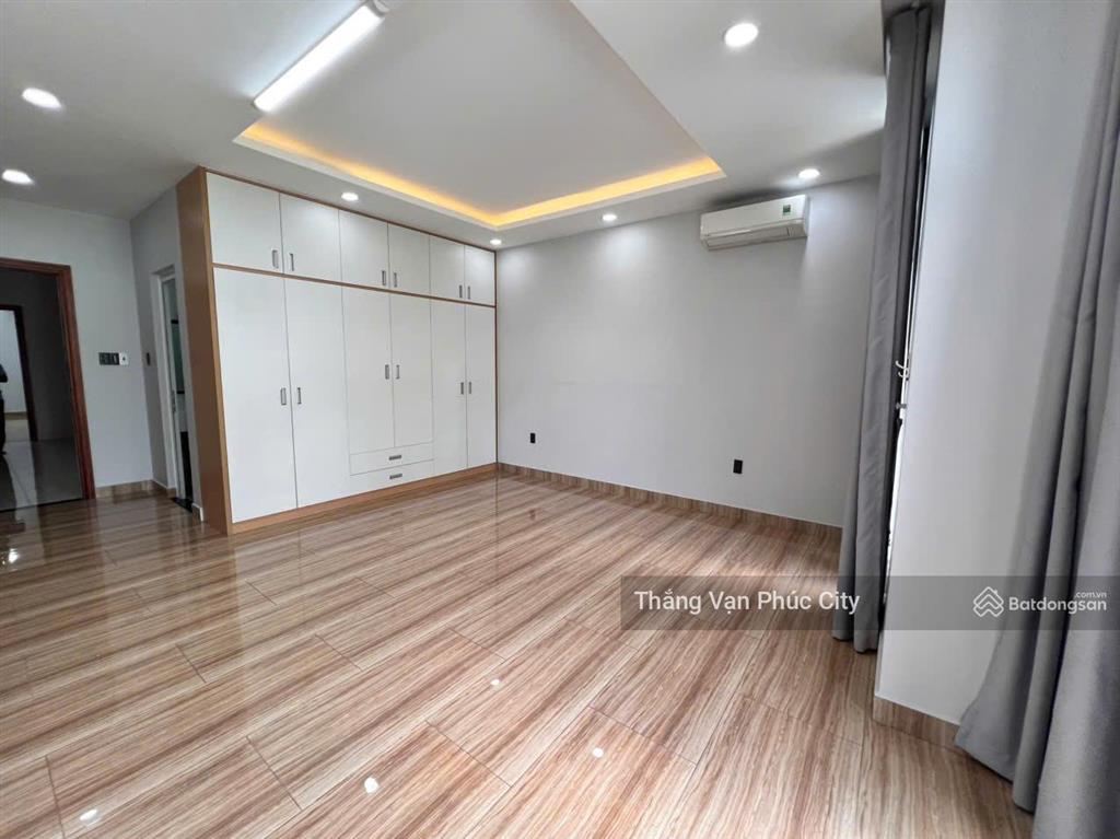 Cho thuê văn phòng đẹp, 7.500.000, rộng thoáng có ban công, máy lạnh, bàn ghế văn phòng nếu cần