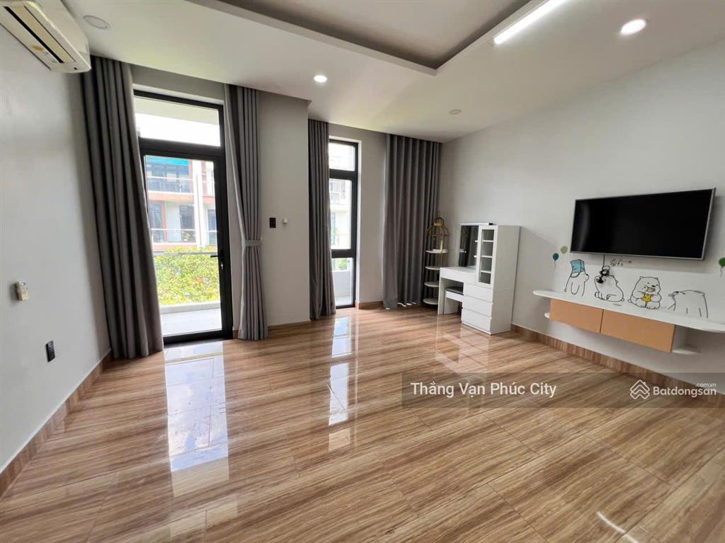 Cho thuê văn phòng đẹp, 7.500.000, rộng thoáng có ban công, máy lạnh, bàn ghế văn phòng nếu cần