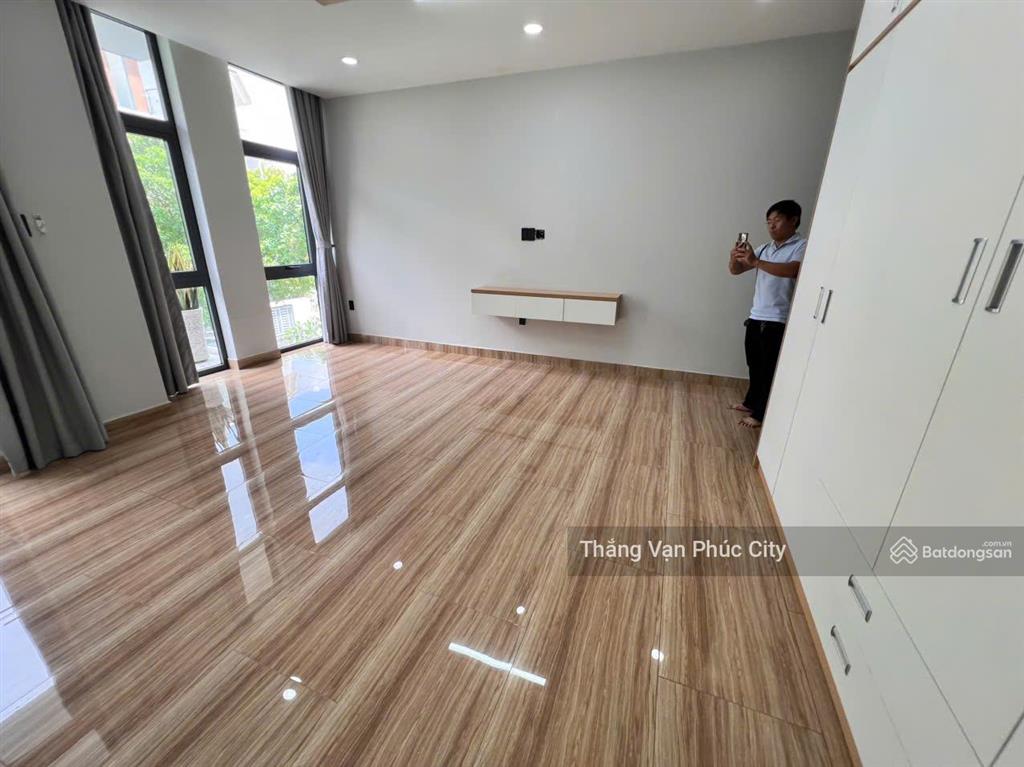 Cho thuê văn phòng đẹp, 7.500.000, rộng thoáng có ban công, máy lạnh, bàn ghế văn phòng nếu cần