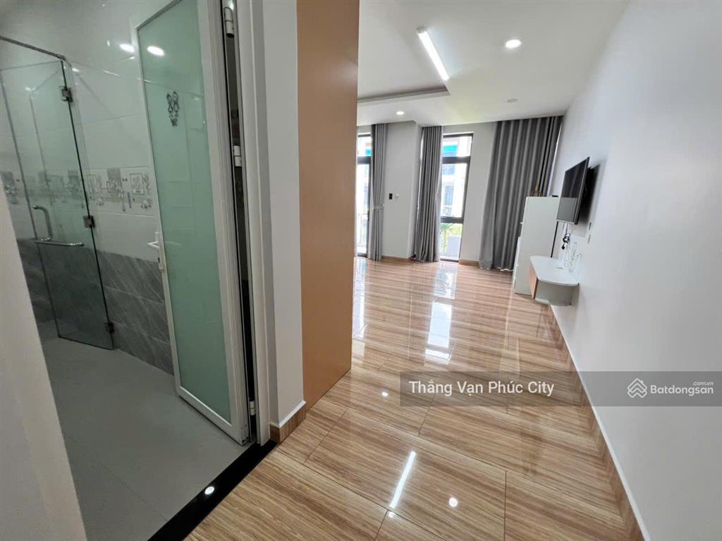Cho thuê văn phòng đẹp, 7.500.000, rộng thoáng có ban công, máy lạnh, bàn ghế văn phòng nếu cần