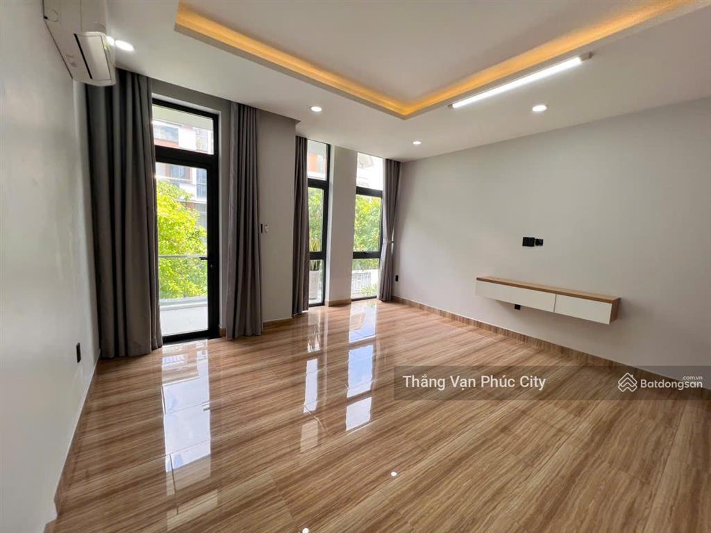 Cho thuê văn phòng đẹp, 7.500.000, rộng thoáng có ban công, máy lạnh, bàn ghế văn phòng nếu cần