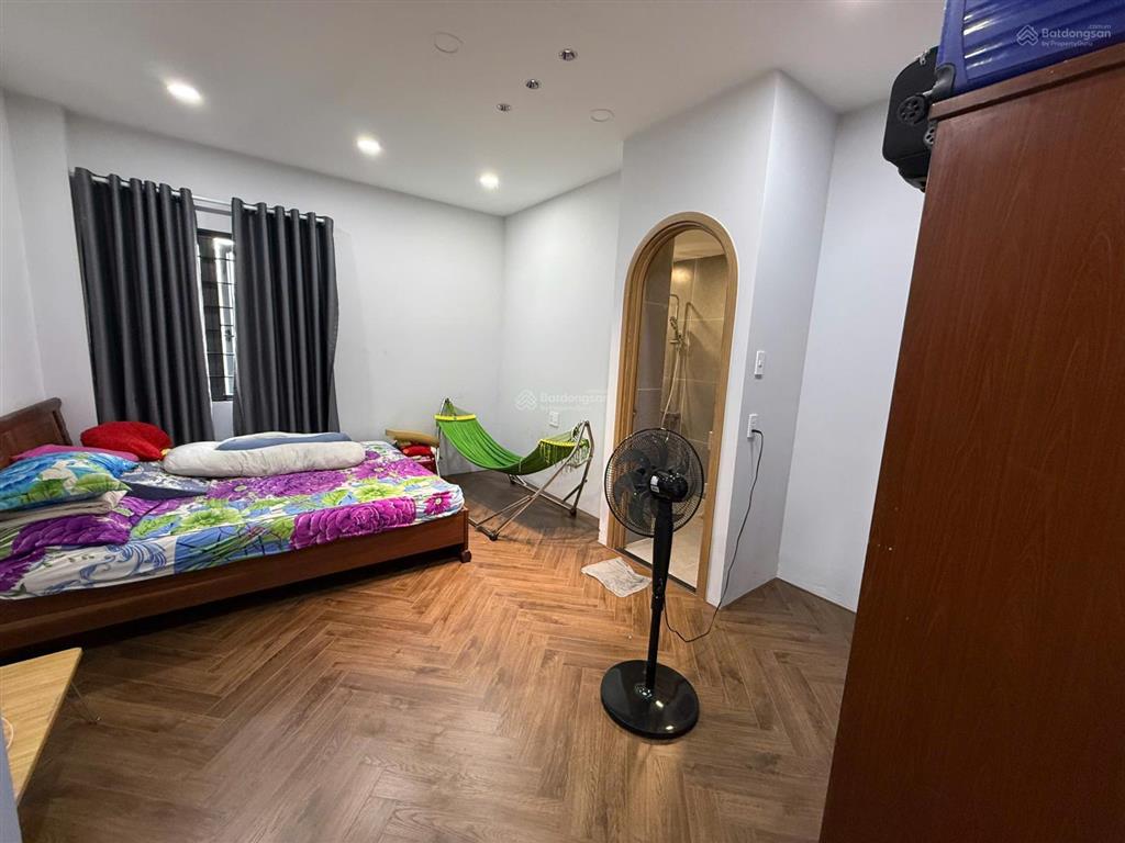 Chủ cần bán 16 tỷ 300, một trong những căn giá tốt, mua ở và cho thuê, 4 phòng ngủ thiết kế đẹp