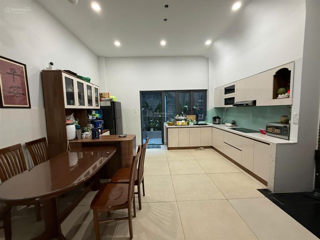 Chủ cần bán 16 tỷ 300, một trong những căn giá tốt, mua ở và cho thuê, 4 phòng ngủ thiết kế đẹp