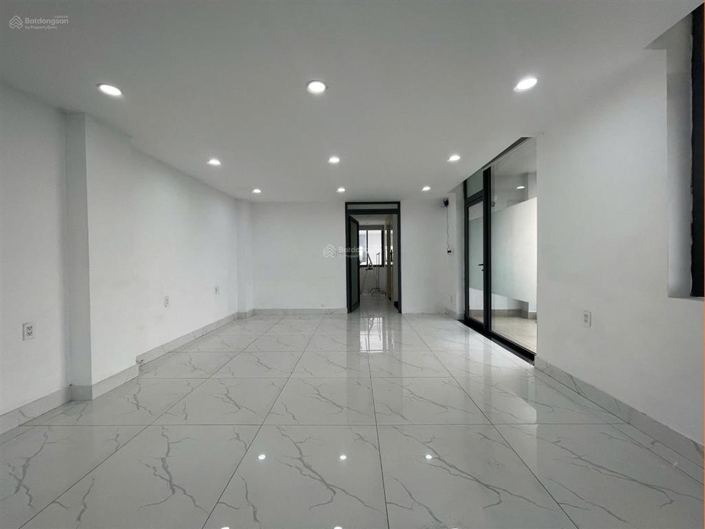 Cho thuê nguyên tầng 4, giá 11 triệu, thoáng có ban công, nhiều cửa sổ, đường lớn 20m ô tô đậu