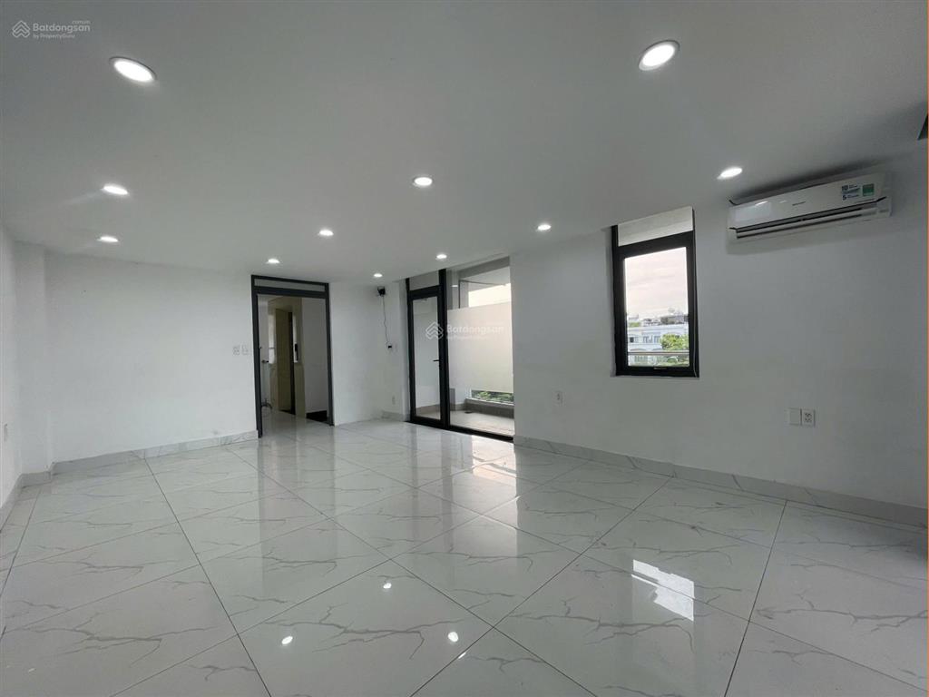 Cho thuê nguyên tầng 4, giá 11 triệu, thoáng có ban công, nhiều cửa sổ, đường lớn 20m ô tô đậu