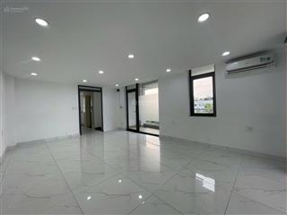 Cho thuê nguyên tầng 4, giá 11 triệu, thoáng có ban công, nhiều cửa sổ, đường lớn 20m ô tô đậu