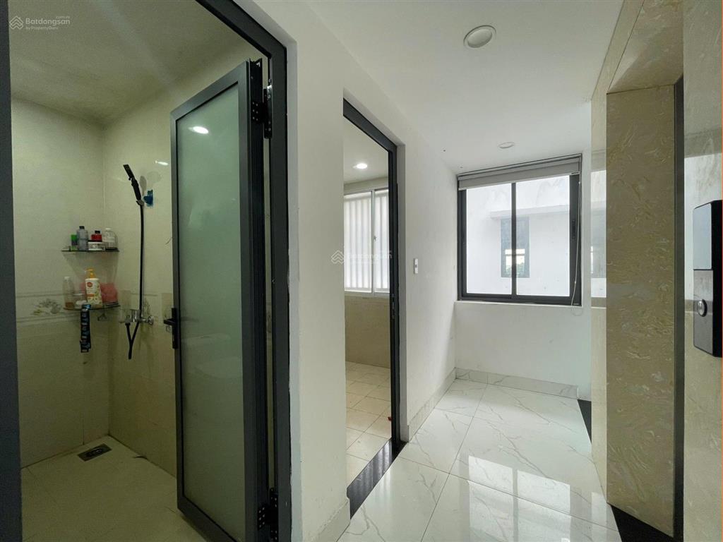 Cho thuê nguyên tầng 4, giá 11 triệu, thoáng có ban công, nhiều cửa sổ, đường lớn 20m ô tô đậu
