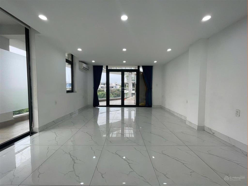 Cho thuê nguyên tầng 4, giá 11 triệu, thoáng có ban công, nhiều cửa sổ, đường lớn 20m ô tô đậu