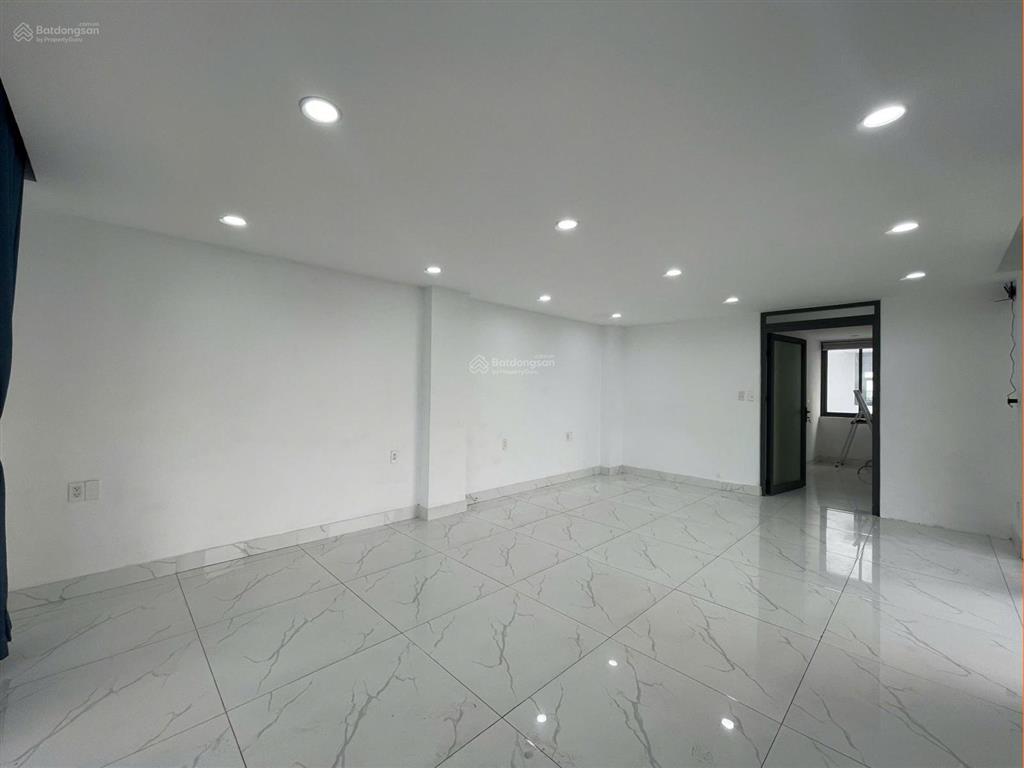 Cho thuê nguyên tầng 4, giá 11 triệu, thoáng có ban công, nhiều cửa sổ, đường lớn 20m ô tô đậu