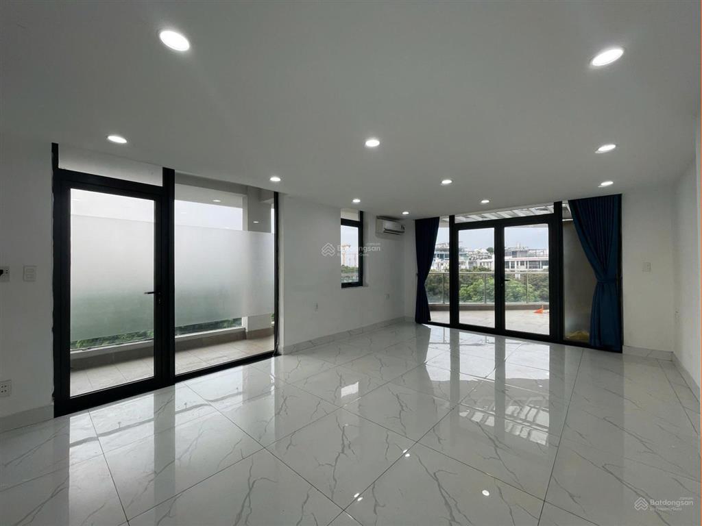 Cho thuê nguyên tầng 4, giá 11 triệu, thoáng có ban công, nhiều cửa sổ, đường lớn 20m ô tô đậu
