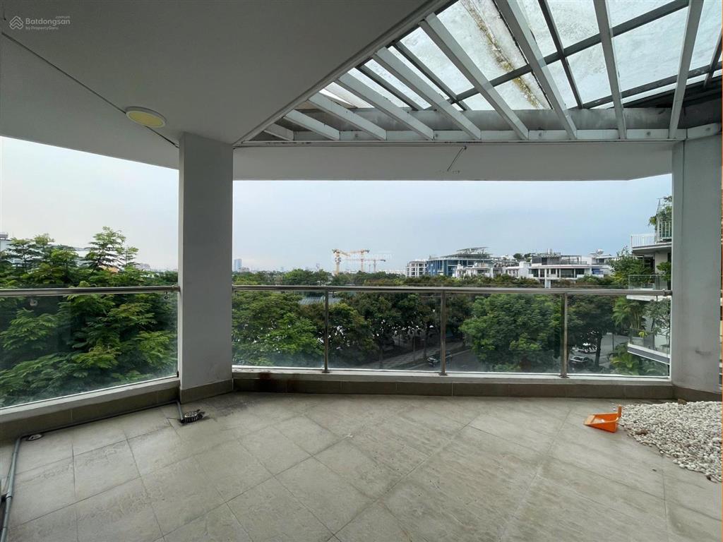 Cho thuê nguyên tầng 4, giá 11 triệu, thoáng có ban công, nhiều cửa sổ, đường lớn 20m ô tô đậu