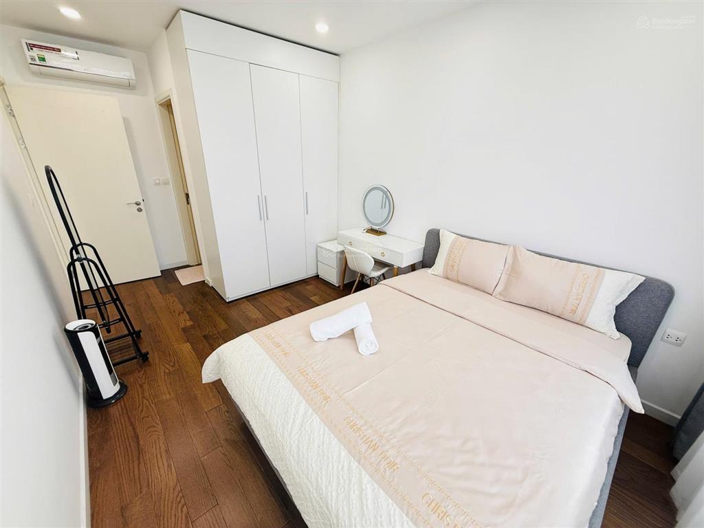 Chính chủ cho thuê căn hộ 2 ngủ view bể bơi ở vinhomes d'capitale