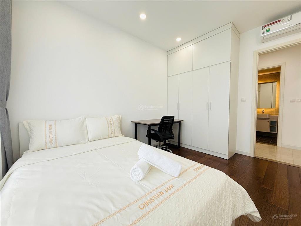 Chính chủ cho thuê căn hộ 2 ngủ view bể bơi ở vinhomes d'capitale