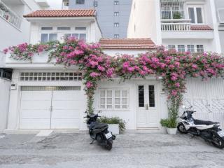 Bán đất tặng nhà 61m2 hẻm 7m 1 trục tiện xây chdv, nhà ở