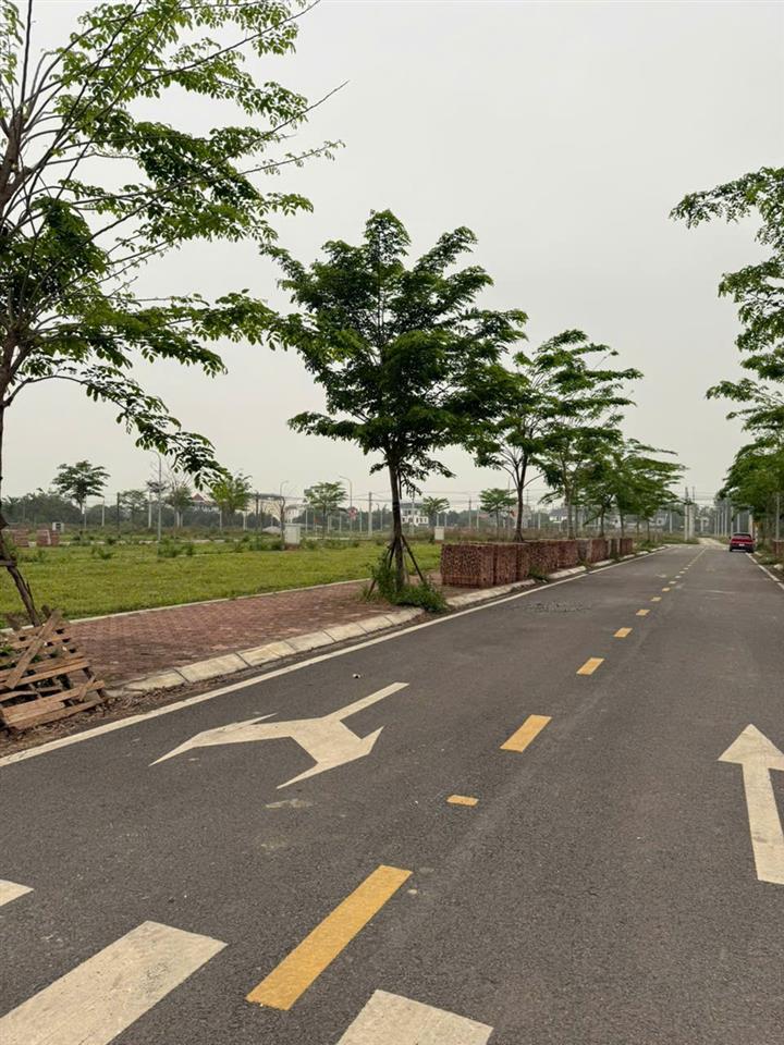 QUÁ HIẾM LÔ ĐẤT TRỤC CHÍNH LÀN 2  QL21 HOÀ LẠC SÁT ĐẤT ĐẤU GIÁ ĐỐI DIỆN TRƯỜNG CĐ CHẤT