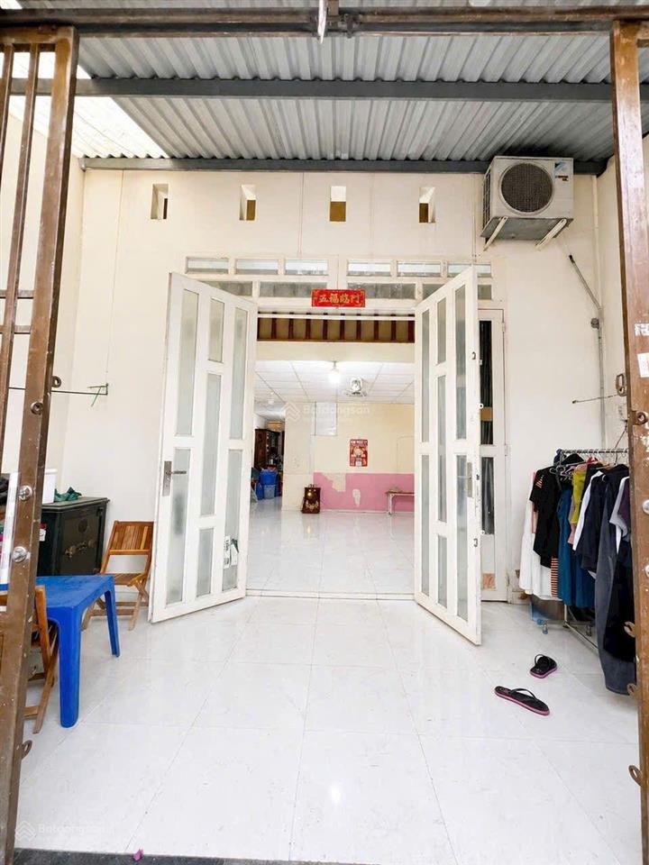 Bán nhà 5.3m*11m  3,75 tỷ ngay hương lộ 2  ngã tư 4 xã  giáp tân phú