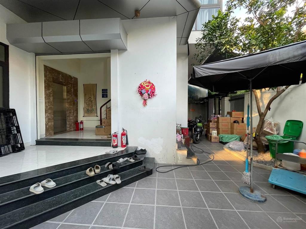 Cho thuê căn góc liền kề foresa200m4 tầngthang máyxe cont đỗ cửafull nội thất
