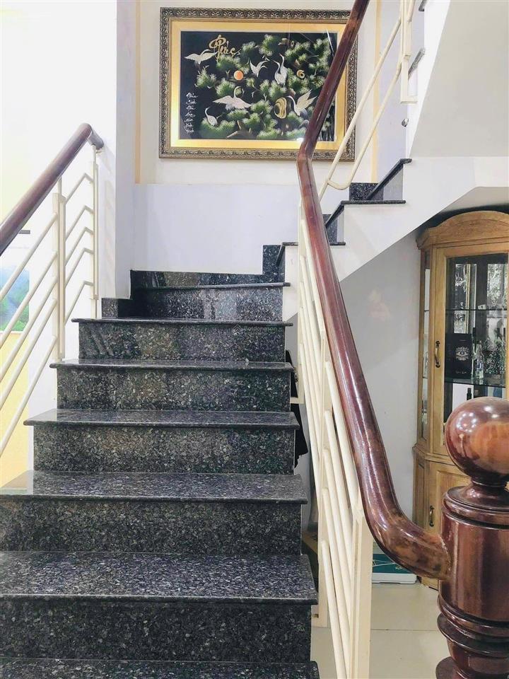 Nhà 3 tầng, mtkd thu nhập cao,65m2 ,3pn,ngay sát vincom lê văn việt ,đang cho thuê 15tr , nhỉnh 8tỷ