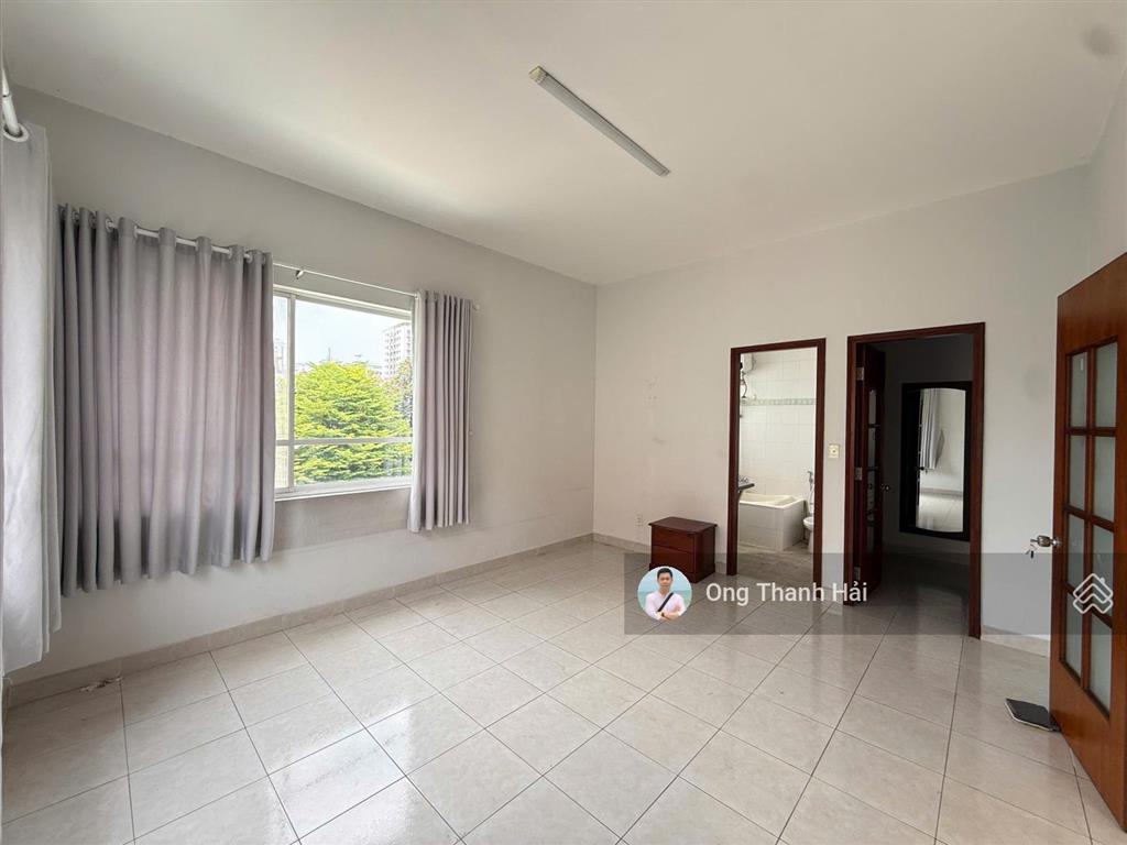 Cho thuê biệt thự mặt tiền đường lớn như căn đôi nhà phố tại phú mỹ hưng, 210m2(10.5x20)dtsd 500m2