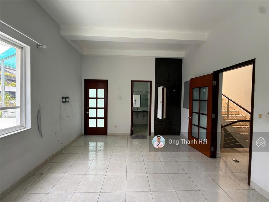 Cho thuê biệt thự mặt tiền đường lớn như căn đôi nhà phố tại phú mỹ hưng, 210m2(10.5x20)dtsd 500m2