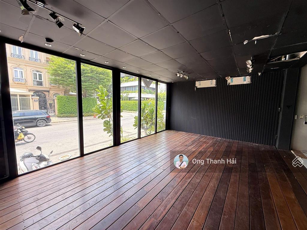 Cho thuê biệt thự mặt tiền đường lớn như căn đôi nhà phố tại phú mỹ hưng, 210m2(10.5x20)dtsd 500m2