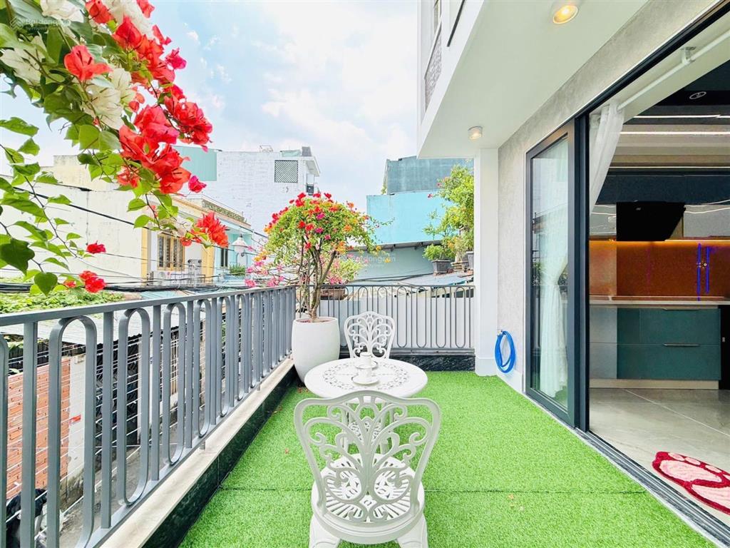 Bán nhà mới xây kiểu hiện đại nội thất cao cấp có thang máy