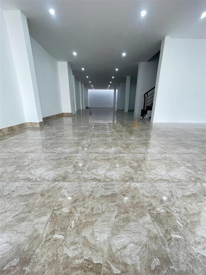 Cho thuê nhà nguyên căn diện tích ~800m2, mặt tiền, sân rộng nguyễn thị thập, q7