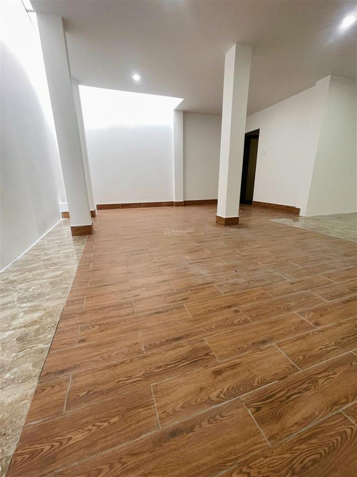 Cho thuê nhà nguyên căn diện tích ~800m2, mặt tiền, sân rộng nguyễn thị thập, q7