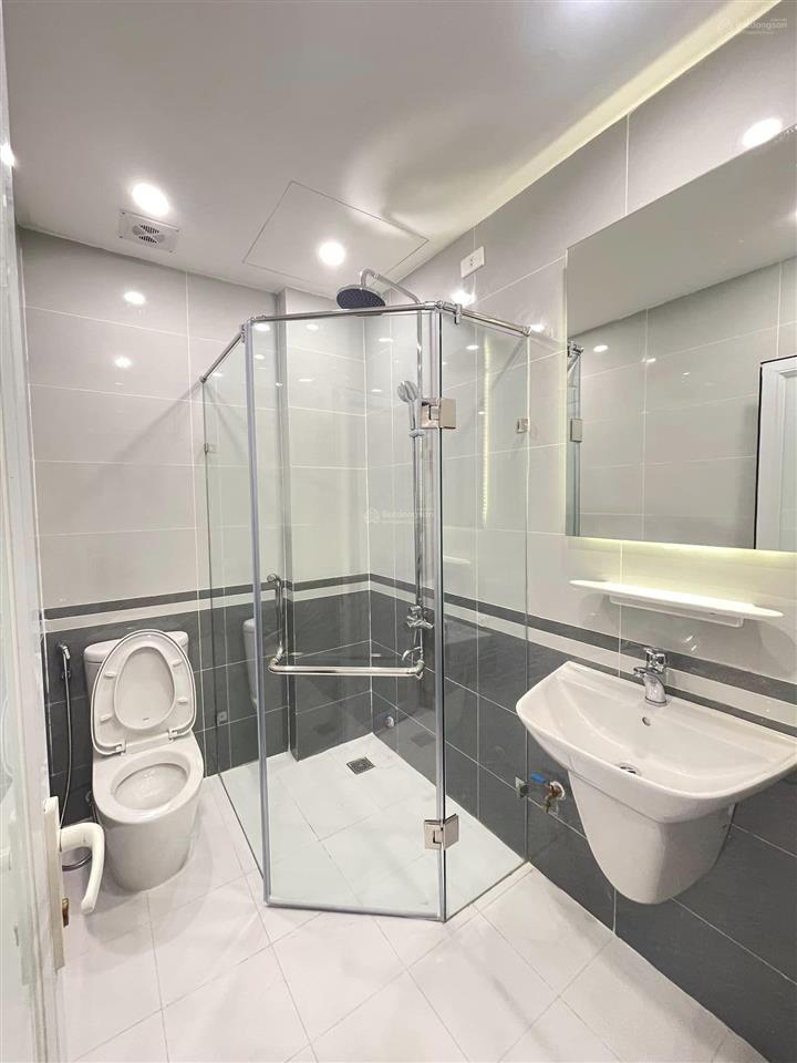Nhỉnh 8 tỷ trung tâm hai bà trưng  gần phố huế nhà mới 5 tầng full đồ 0988 030 ***