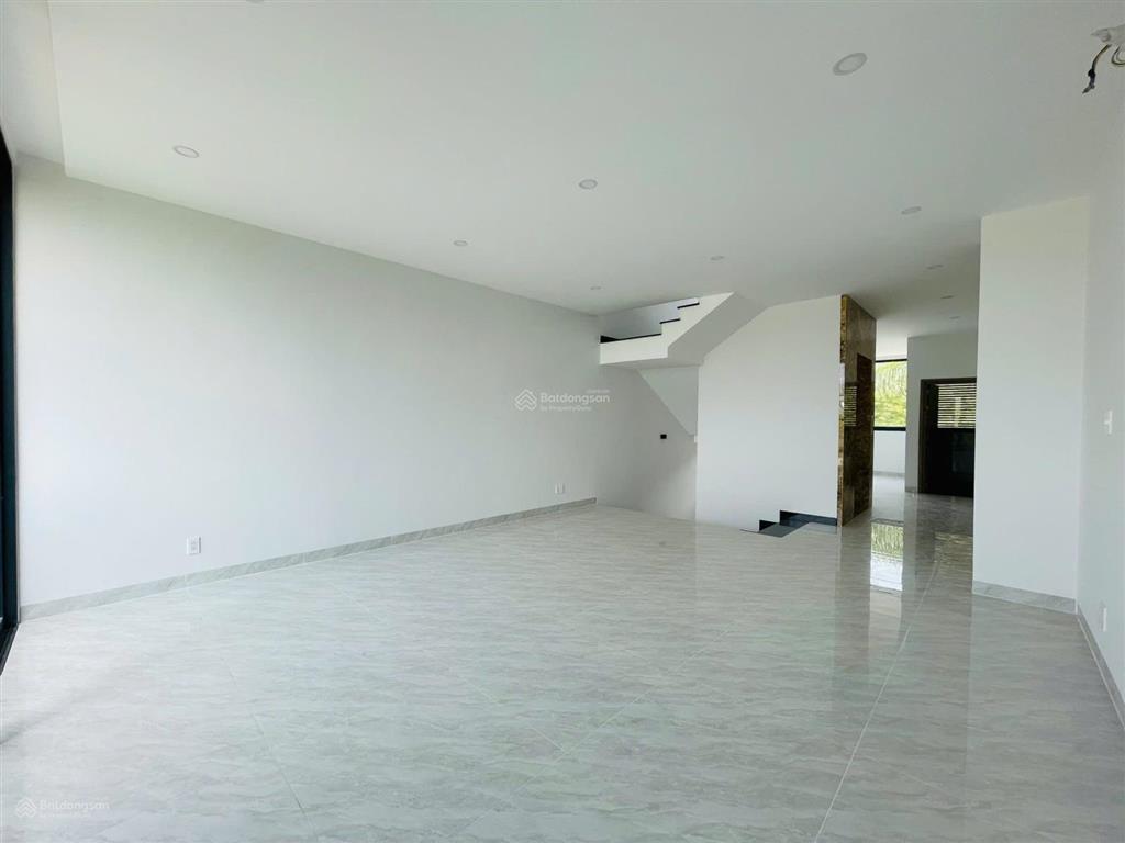 Cho thuê shophouse soho the global city mặt trục chính 25m, công viên sau nhà, htcb, có thang máy.