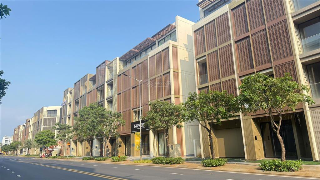 Hot cho thuê nhà thô shophouse the global city, sẵn thang máy, mặt trục chính