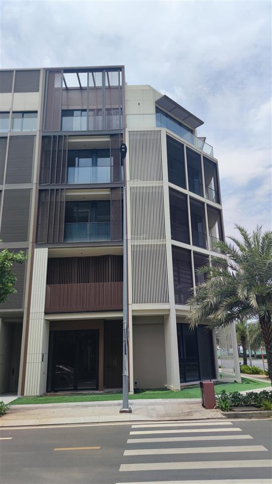 Cho thuê nhà thô the global city giá rẻ, làm chdv, có sẵn thang máy, đường lớn