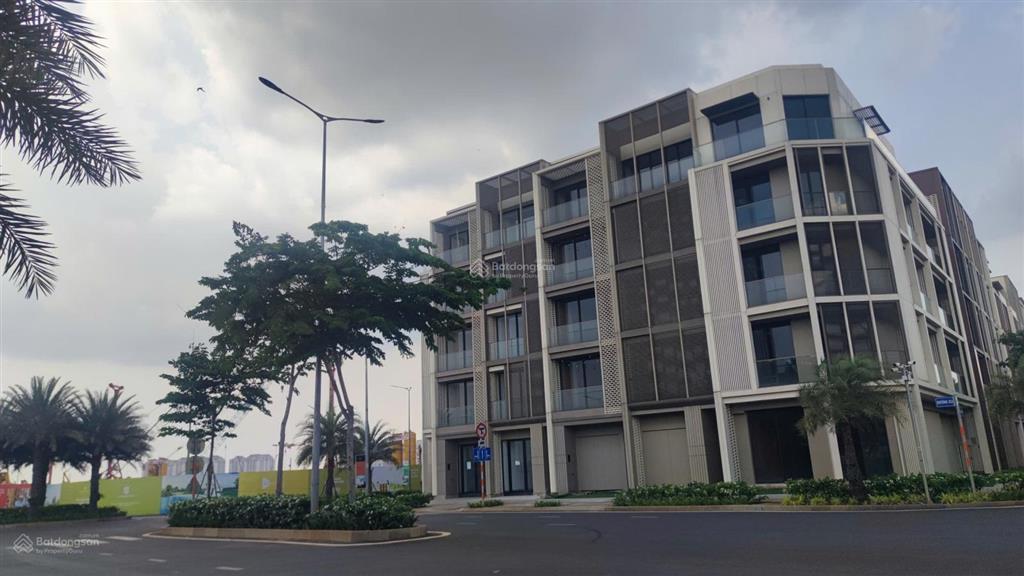 Cho thuê căn góc đẹp ngay chân 12 tòa chung cư, gần nhạc nước tại the global city  0963 829 ***