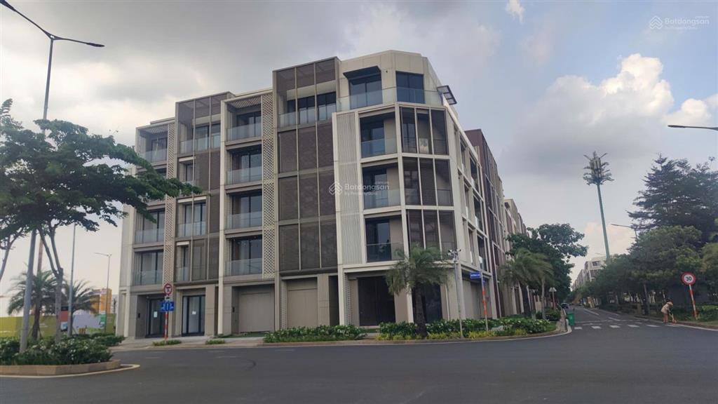 Cho thuê căn góc đẹp ngay chân 12 tòa chung cư, gần nhạc nước tại the global city  0963 829 ***