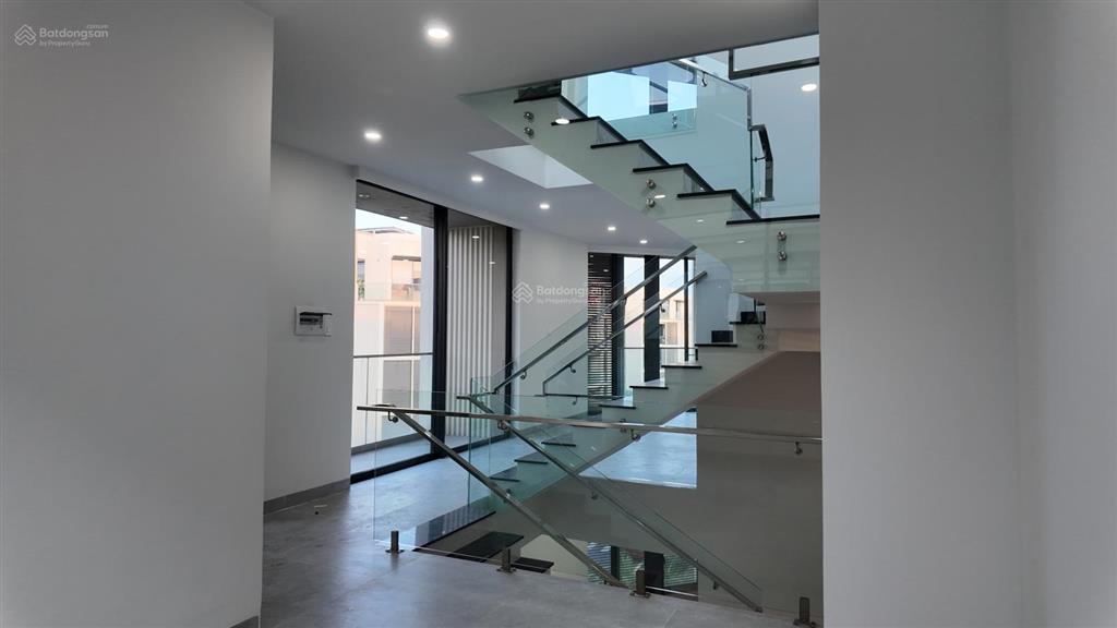 Cho thuê shophouse góc the global city 2mt  htcb  có thang máy  ngay wiyo complex
