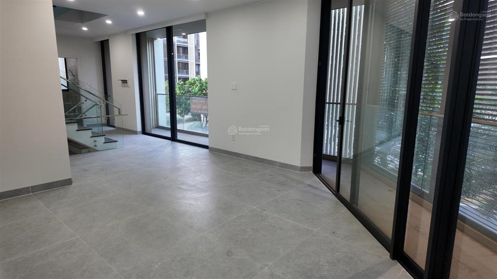 Cho thuê shophouse góc the global city 2mt  htcb  có thang máy  ngay wiyo complex