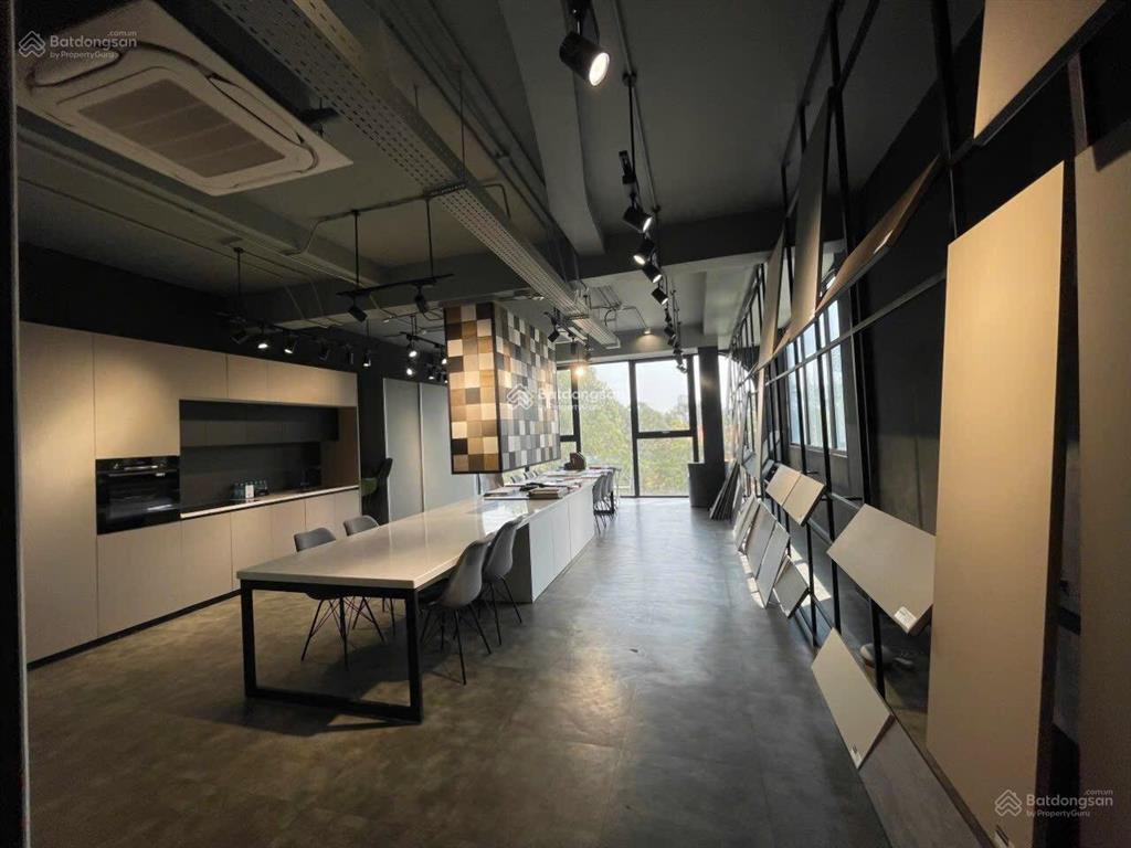 Bán tòa nhà văn phòng huy hoàng  hầm 6 tầng  7 x 18m  sàn 600m2  đường lớn  giá chỉ 38 tỷ