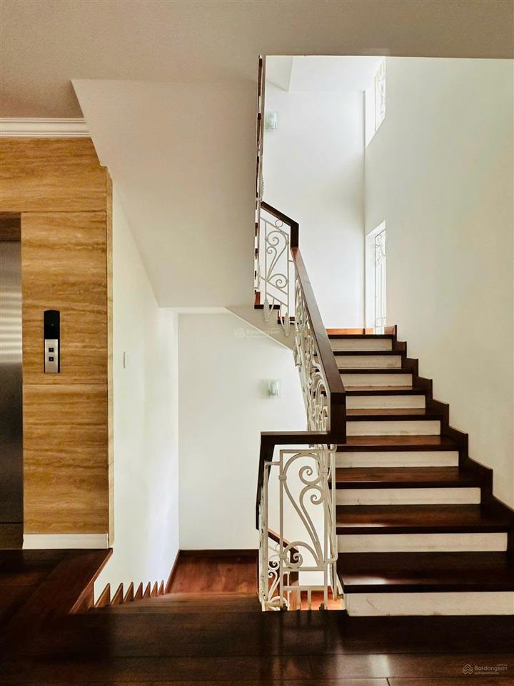Cực hiếm ! biệt thự góc 3 mặt tiền hồ cao đức lân  hầm 3 tầng  280m2  nhà đẹp, có tm  giá 74 tỷ