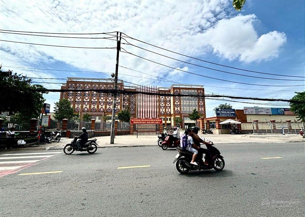 Hot! hàng hiếm trung chánh nhà 3 lầu đường tải quay đầu  có dòng tiền chỉ hơn 5 đồng