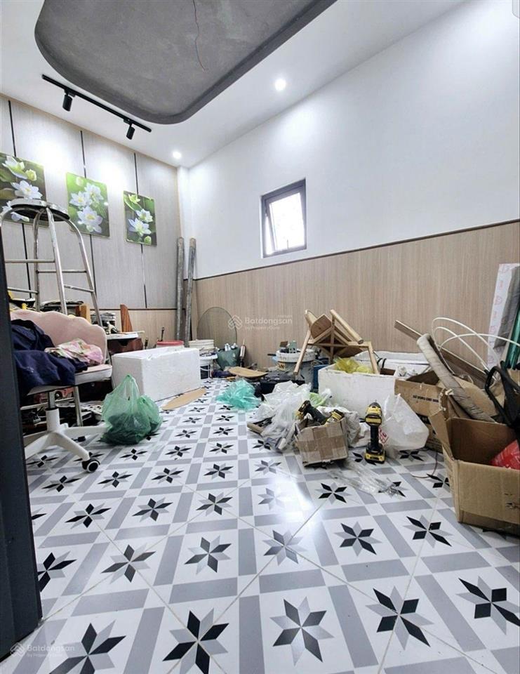 Nhà đẹp  3 tầng  hiệp thành 17  ngõ xe hơi tránh  ngay chợ giãn dân  shr  chỉ 4,39 đồng