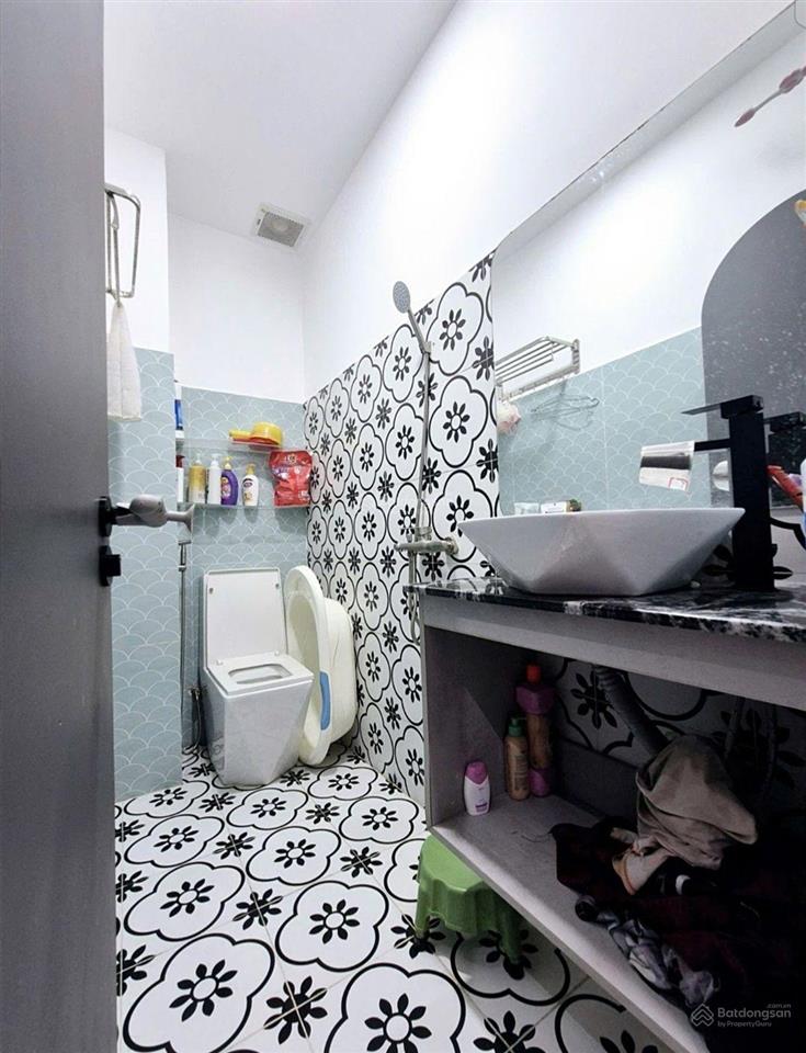 Nhà đẹp  3 tầng  hiệp thành 17  ngõ xe hơi tránh  ngay chợ giãn dân  shr  chỉ 4,39 đồng