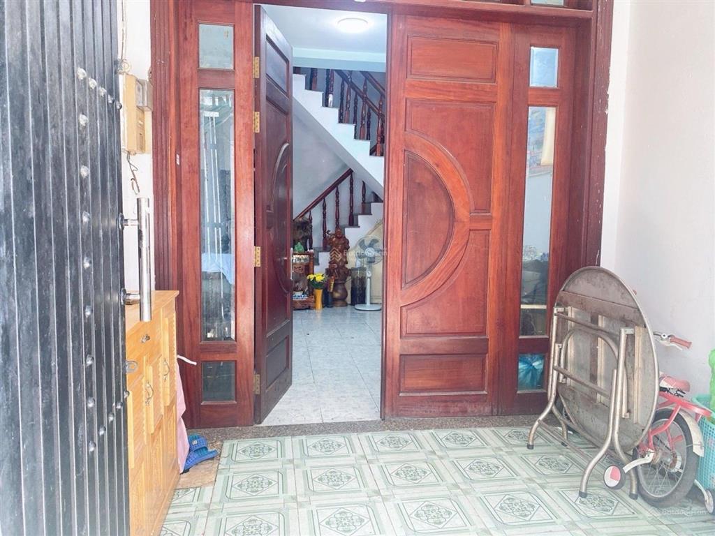 Nhà đẹp ở ngay (gần ủy ban nhân dân)  2 tầng  53m2  shr  ô tô đậu cửa  chỉ 3,8 tỷ tl