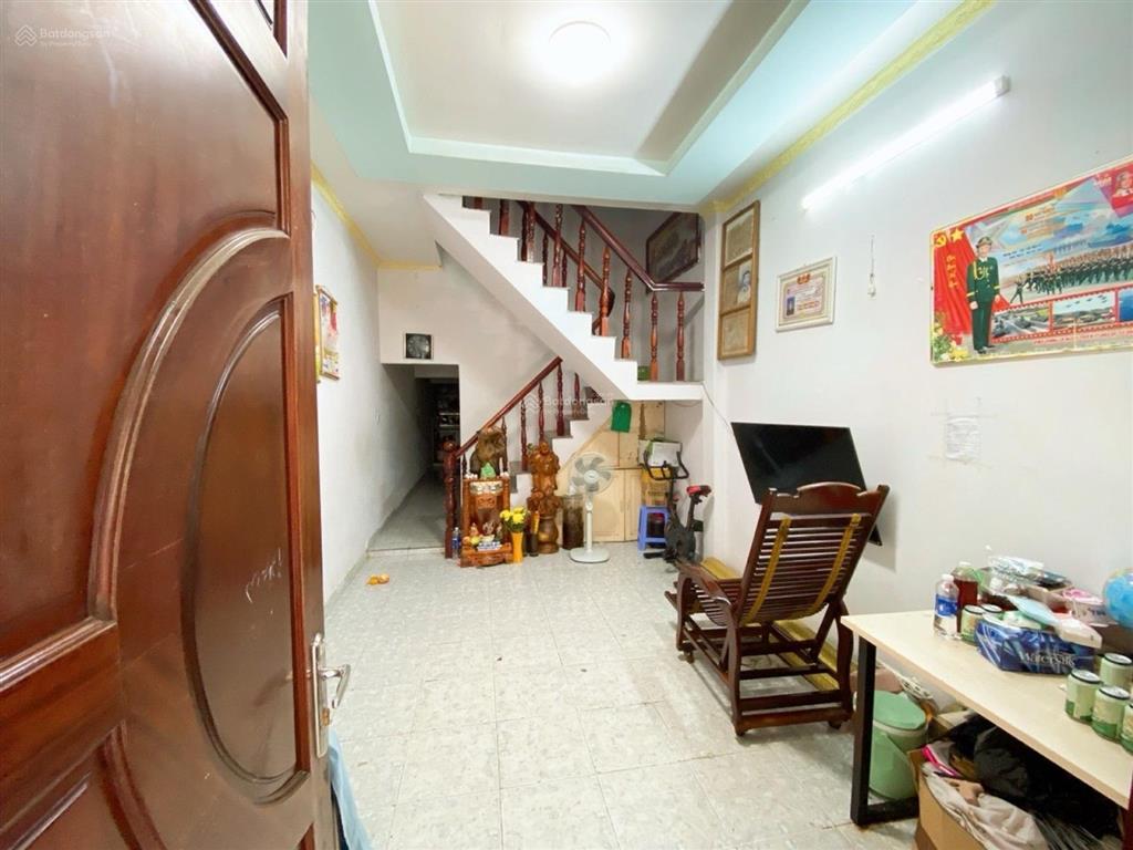 Nhà đẹp ở ngay (gần ủy ban nhân dân)  2 tầng  53m2  shr  ô tô đậu cửa  chỉ 3,8 tỷ tl