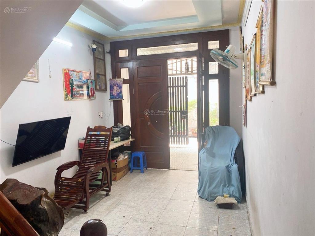 Nhà đẹp ở ngay (gần ủy ban nhân dân)  2 tầng  53m2  shr  ô tô đậu cửa  chỉ 3,8 tỷ tl